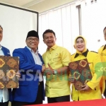 Nyono Suharli Wihandoko salam komando dengan Ali Fikri usai penandatanganan perjanjian kerjasama pemenangan Pilkada Jombang 2018, Senin (14/8/2017). foto: ROMZA/ BANGSAONLINE