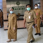 Bupati Kediri dr. Hj. Haryanti Sutrisno didampingi Plt. Kepala Dinkes dr. Bambang Triono Putro saat meninjau RS Nuraini sebagai Rumah Sakit Darurat Covid-19. (foto: Kominfo)