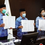 Wakil Wali Kota H. Punjul Santoso menunjukkan draf raperda yang telah ditujui bersama eksekutif-legislatif.