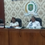 Sukoradin saat rapat kerja dengan Dinas Pendidikan