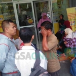 Sejumlah pelanggan Indosat di Blitar saat mendatangi gerai Indosat. foto: AKINA/ BANGSAONLINE