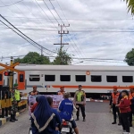 Polisi mengamankan salah salah satu perlintasan di Kediri. (Ist)