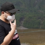 Bupati Kediri Hanindhito Himawan Pramana ketika berada di area Kawah Gunung Kelud. (foto: ist)