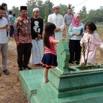 Mahfud MD (memakai batik) saat ziarahi makam ayahnya di Desa Plakpak, Kecamatan Pegantenan, Kabupaten Pamekasan.