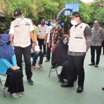 Bupati Yuhronur saat meninjau pelaksanaan vaksinasi anak di SMPN 1 Lamongan. (foto: ist)