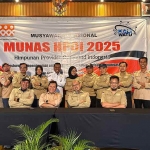 Jajaran pengurus dan panitia foto bersama usai pembukaan Munas HPOI.