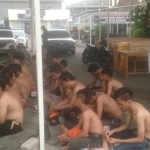 Puluhan suporter Persekabpas Pasuruan sedang diamankan petugas di halaman Polresta Sidoarjo guna ditindak lebih lanjut.