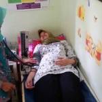 Pasien BPJS sedang memeriksakan kehamilannya di klinik Puskesmas Kecamatan Pagak Kabupaten Malang. foto: putut priyono/ BANGSAONLINE