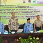 Bupati Madiun Muhtarom saat me-launching aplikasi Siskeudes berbasis online.