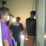 Polisi sedang mengevakuasi mayat napi yang gantung diri. 