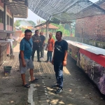 Petugas Satreskrim Polres Mojokerto Kota bersama Polsek Prajurit Kulon saat sidak ke Pasar Prapanca.