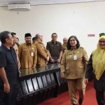 Wakil Ketua DPRD Kota Kediri, Firdaus (kanan), saat menyambut kedatangan Pj Wali Kota Kediri, Zanariah. Foto: Ist