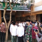 Rombongan Gubernur, Kapolda, dan Pangdam V/Brawijaya saat kunjungi Ponpes Tebuireng.