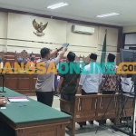 Sidang lanjutan kasus korupsi Bupati Bangkalan non-aktif yang berlangsung di Pengadilan Tipikor Surabaya. Foto: MUZAMMIL/BANGSAONLINE