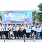 Kapolres Madiun Kota bersama pemenang konten dan anggota berprestasi.
