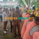 Wali Kota Probolinggo, Habib Hadi Zainal Abidin, saat menyaksikan ribuan siswa membuat meja lipat dari rangka baja ringan. Foto: SUGIANTO/BANGSAONLINE