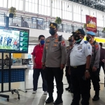  Kapolresta Sidoarjo, Kombes Pol Kusumo Wahyu Bintoro, bersama jajaran saat meninjau penerapan protokol kesehatan di Terminal Bungurasih.