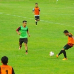 Striker Persibo Bojonegoro, Wahyu Teguh (hijau) siap membobol gawang PS Mojokerto Putra dalam laga perdana Dirgantara Cup. foto: EKY NURHADI/ BANGSAONLINE