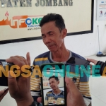 Kamil saat mengadu ke Kantor Disnaker Jombang. Foto: AAN AMRULLOH/ BANGSAONLINE