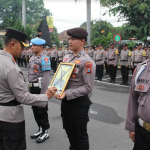 Kapolres Kediri Kota AKBP Bramastyo Priaji saat mencoret foto Briptu Andying Indra Prakoso yang terlibat kasus Narkoba (dok. Ist)