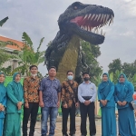 Kepala Desa Baron, Nurul Yatim, bersama ibu-ibu dharma wanita saat launching wisata BBS. Foto: SYUHUD/ BANGSAONLINE