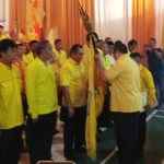 Prosesi pengukuhan yang ditandai dengan penyerahan panji Partai Golkar kepada Ketua DPD Partai Golkar Pacitan, H. Effendi Budi Wirawan (EBW). foto: YUNIARDI S/ BANGSAONLINE