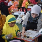 Wali Kota Kediri Vinanda Prameswati saat melihat karya salah satu siswa. (Ist)