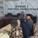 Warga Kelurahan Ketapang, Kecamatan Kademangan, saat mendatangi ruang Komisi I DPRD Kota Probolinggo.