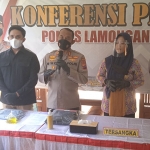 Kapolres Lamongan, AKBP Miko Indrayana, saat menggelar konferensi pers terkait minyak goreng oplosan.