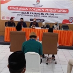 Lima komisioner KPU Gresik ketika menerima pendaftaran paslon Pilkada Gresik 2020. foto: SYUHUD/ BANGSAONLINE