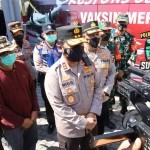 Kapolda Jawa Timur Irjen Pol Nico Afinta memberikan keterangan usai melakukan pengecekan efektivitas mobil respons cepat vaksinasi yang sedang beroperasi di Gelanggang Olahraga Remaja.