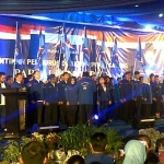 Ketua DPD Partai Demokrat Jatim, Soekarwo saat melantik pengurus DPC Partai Demokrat Kota Surabaya, Selasa (28/11) malam. foto: DIDI ROSADI/ BANGSAONLINE