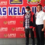 Eks napiter Imam Muhlis (jaket merah dan topi hitam) didampingi Kepala Lapas Klas IIB Tuban Siswarno.