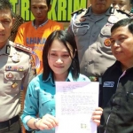 Korban (sopir dan penumpang taksi online) bersama Kapolresta Sidoarjo.