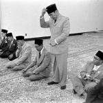 Sesama tokoh pejuang kemerdekaan RI KH Abdul Wahid Hasyim sangat dekat Soekarno.  Dalam foto tampak saat Kiai A. Wahid Hasyim dan Soekarno salat di Masjid Amerika Serikat (AS) pada tahun 1956.  Kiai Wahid Hasyim berada di sebelah kanan persis Soekarno yang sedang berdiri. Foto ini diambil di Masjid Amerika Serikat (AS) pada tahun 1956. Tampak juga tokoh NU KH Zainul Arifin yang berada di sebelah kiri Soekarno. Foto: civitas.com