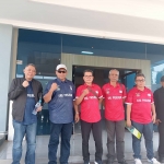Kepengurusan baru PSSI Kabupaten Pasuruan, (dari kanan) Udik Djanuantoro, Habib Bakar, dan pengurus Askab lainya. Foto: Ahmad Fuad/BANGSAONLINE