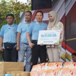 Bupati Arifin (nomor 2 dari kanan) dipanggung peringatan may day 