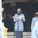 Bupati Mojokerto, Ikfina Fahmawati, ketika memimpin apel staf Pemkab Mojokerto.