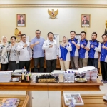 Bupati Jember Hendy Siswanto foto bersama relawan TIK usai audiensi, Jumat (10/6/2022).