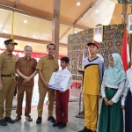 Penyaluran beasiswa untuk pelajar di Bangkalan.