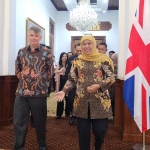 Gubernur Jawa Timur Khofifah Indar Parawansa menerima kunjungan Duta Besar Inggris untuk Indonesia Owen Jenkins di Gedung Negara Grahadi.