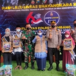 Kapolres Jombang, AKBP Agung Setyo Nugroho saat memberikan paket sembako pada anak yatim piatu.