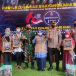 Kapolres Jombang, AKBP Agung Setyo Nugroho saat memberikan paket sembako pada anak yatim piatu.