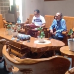 Ketua DPRD Lamongan Abdul Ghofur saat diskusi bersama Kepala Dinas SDA Jufri, dan warga korban banjir.