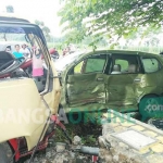 Kondisi truk dan mobil Avanza usai terlibat kecelakaan. foto: RONY S/ BANGSAONLINE