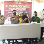 Kapolres Mojokerto AKBP Dony Alexander bersama Bupati Mojokerto Ikfina Fahmawati saat menyerahkan hibah peti jenazah kepada pihak RSI Sakinah.