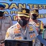 Kapolres Kediri Kota AKBP Wahyudi memberi keterangan kepada wartawan, usai mengecek pelaksanaan tes swab antigen di Mapolres Kediri Kota. foto: MUJI HARJITA/ BANGSAONLINE