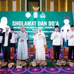 Gubernur Khofifah saat menghadiri Doa Akhir Tahun di Ruang Utama Masjid Nasional Al Akbar, Surabaya.