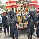 Kerbau sedang menarik kereta yang dinaiki Dewi Sri. 