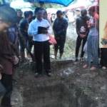 Seorang pendeta sedang membacakan ayat-ayat penghiburan bagi keluarganya Octaveean Ratna Poetri dalam pemakaman. Inset: foto korban semasa hidup. foto: catur andy/ BANGSAONLINE